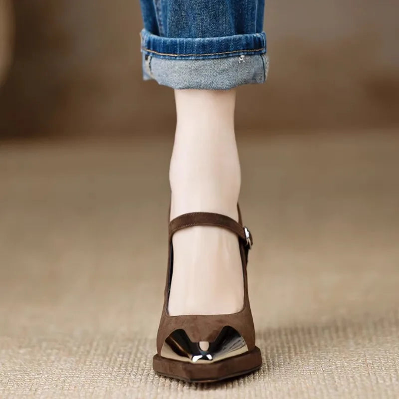 נעלי עקב פאמפס אלגנטיות עם קצה מתכתי