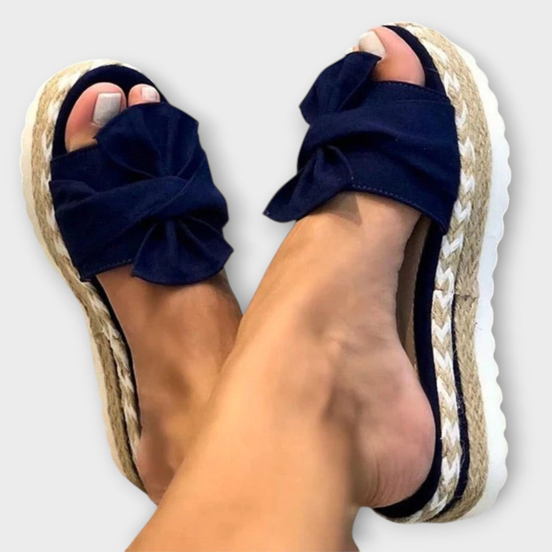 סנדלים פתוחים עם קשת דקורטיבית ונוחות מתמשכת