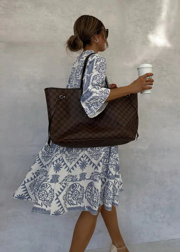 שמלת אופנה מודפסת עם חיתוך מחמיא