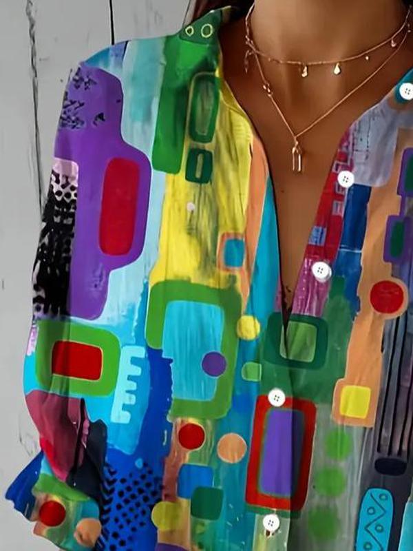 חולצת צבעים מופשטת עם עיצוב גיאומטרי