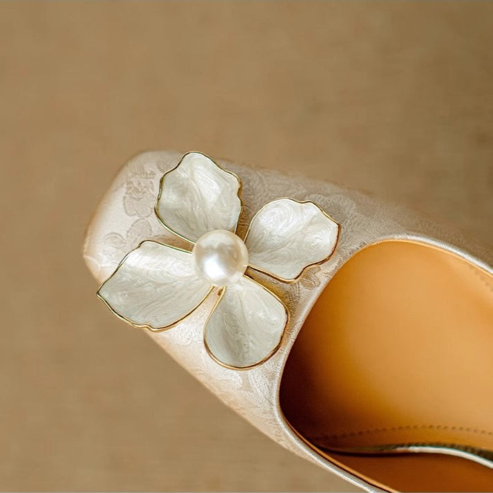 נעלי אלואיז אלגנטיות עם קישוט פרחוני