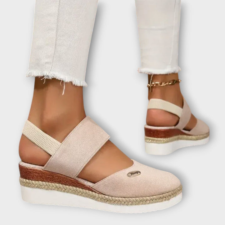 סנדלים ארגונומיים עם סוליה סופגת זעזועים