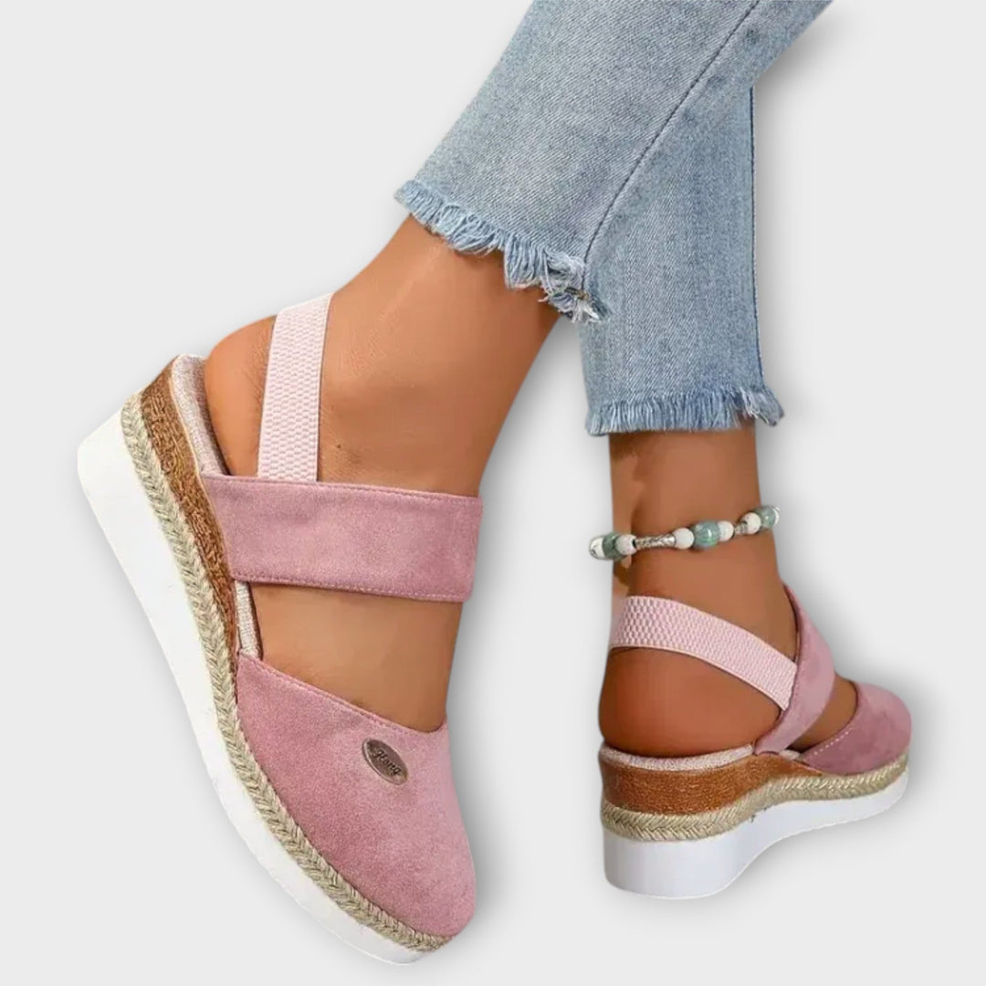 סנדלים ארגונומיים עם סוליה סופגת זעזועים