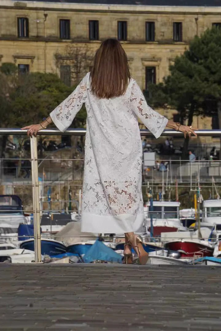 שמלות תחרה אלגנטיות לנשים עם סילואט מחמיא