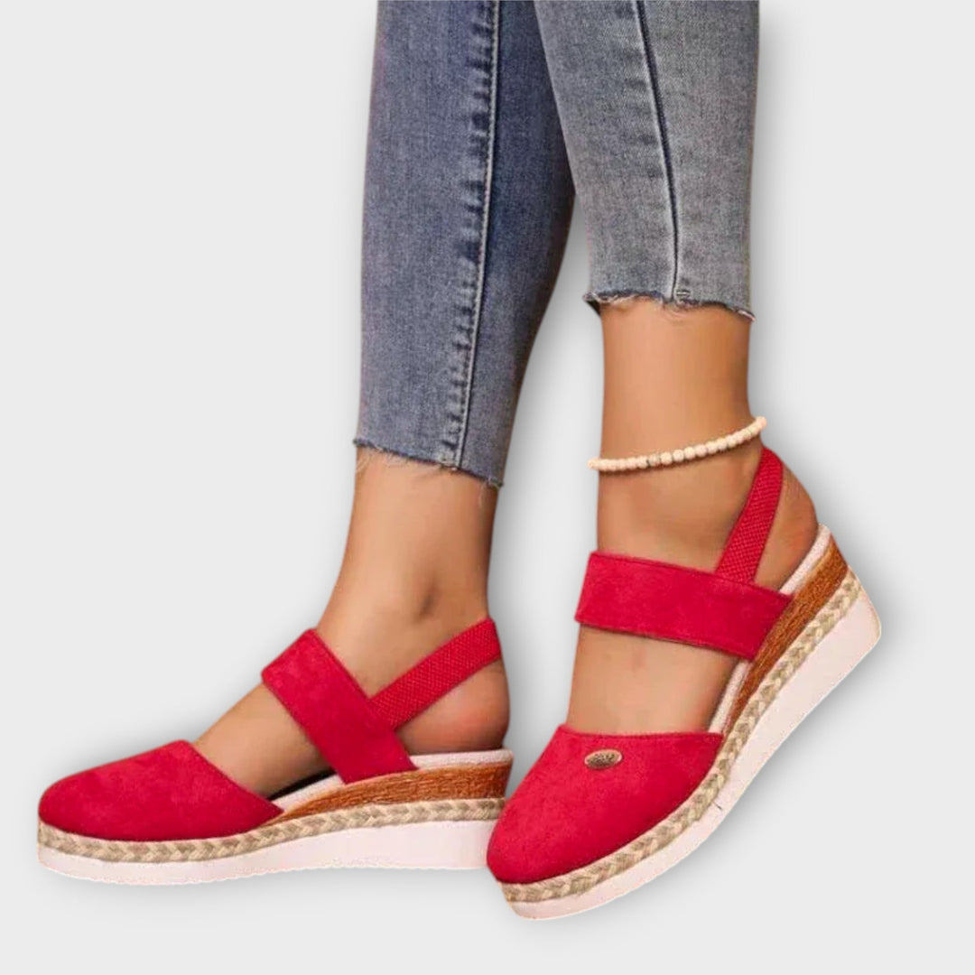 סנדלים ארגונומיים עם סוליה סופגת זעזועים