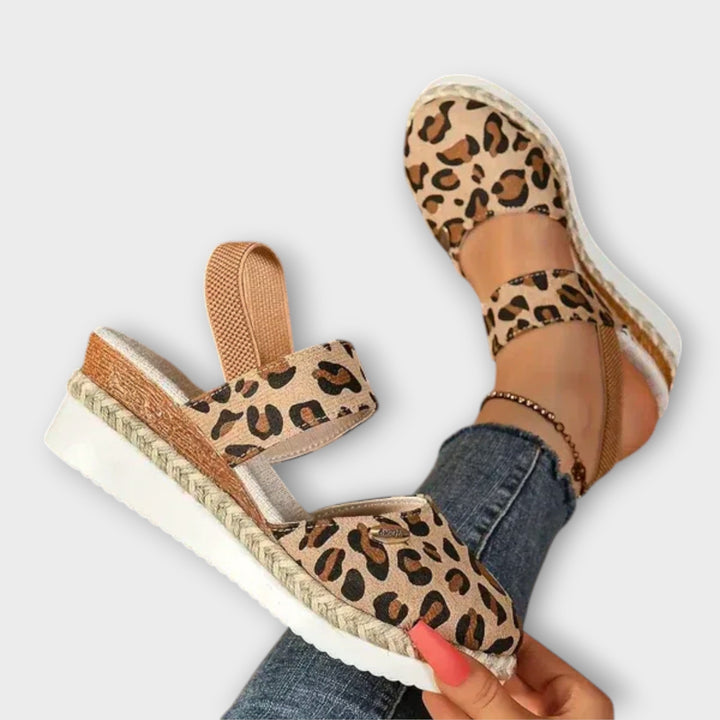 סנדלים ארגונומיים עם סוליה סופגת זעזועים