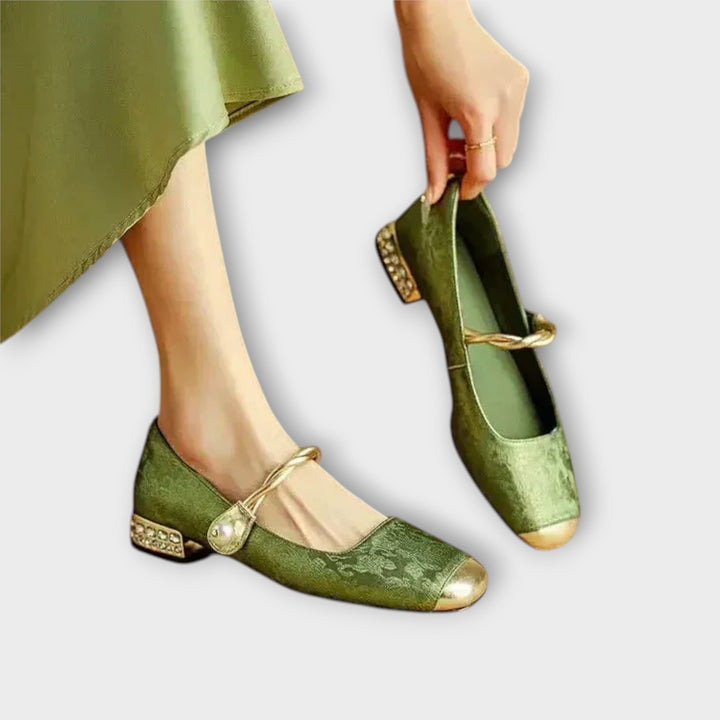 מסטלה מרי ג'יינס עם עקב נמוך וניצוץ אלגנטי