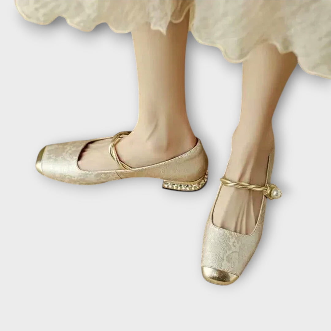 מסטלה מרי ג'יינס עם עקב נמוך וניצוץ אלגנטי