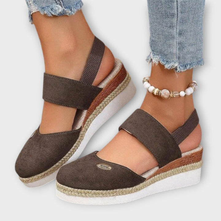 סנדלים ארגונומיים עם סוליה סופגת זעזועים