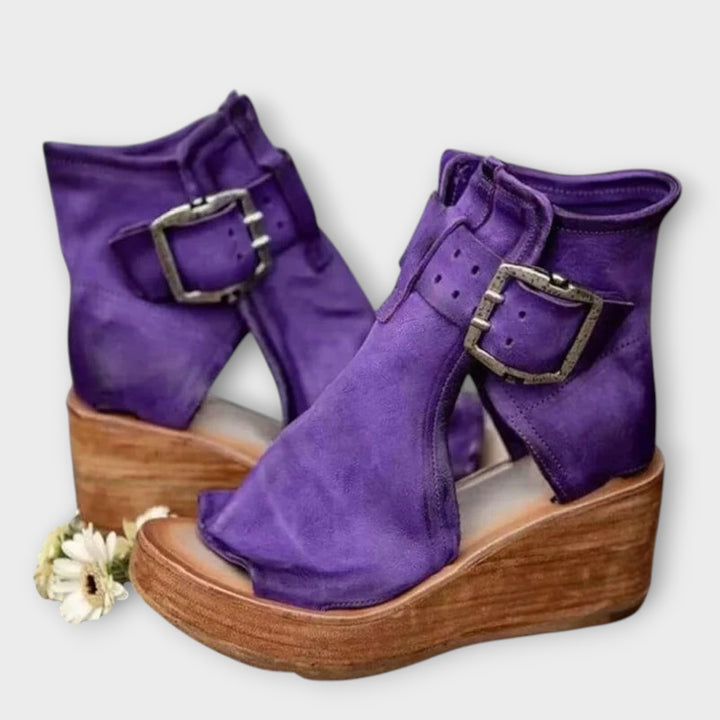 נעלי זמש עם אבזמים נועזים ועיצוב וינטג'