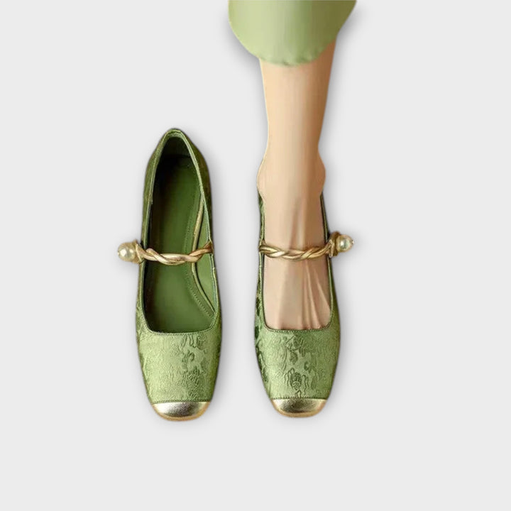 מסטלה מרי ג'יינס עם עקב נמוך וניצוץ אלגנטי