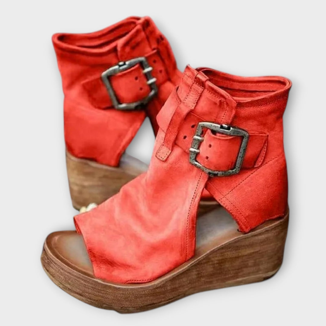 נעלי זמש עם אבזמים נועזים ועיצוב וינטג'